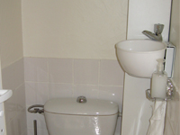 WiCi Mini, Handwaschbecken für Gäste WC direkt an das WC anpassbar - Frau B (Frankreich - 95)